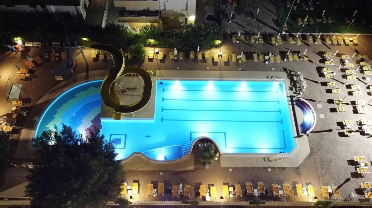 Solemare Hotel E Residence ミザーノ・アドリアーティコ エクステリア 写真