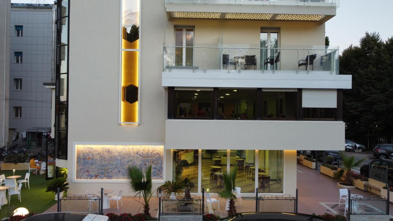 Solemare Hotel E Residence ミザーノ・アドリアーティコ エクステリア 写真